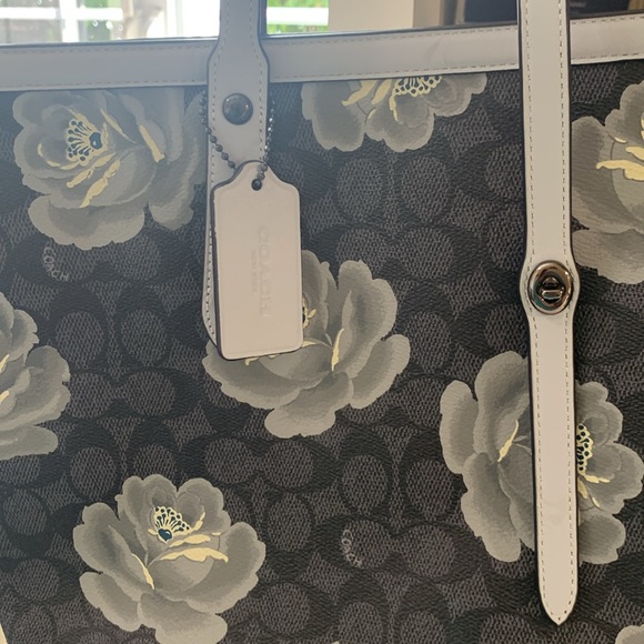 Coach shoulder tote bag 16-18” W. 10” Tall. 6” deep. Shoulder strap 31” - Picture 11 of 12